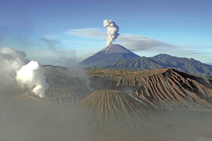 Fascinujici-priroda-plna-vulkanu-v-Indonesii.jpg